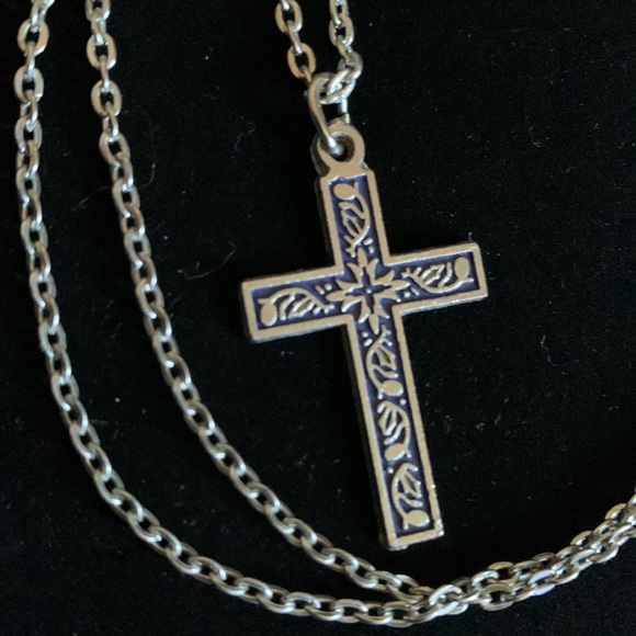 Ornate silver tone 1.5” cross on 20” chain - Picture 3 of 5